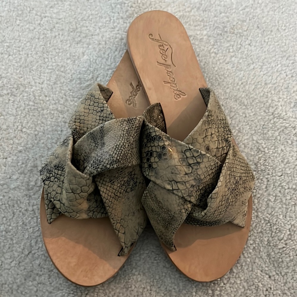 Free People Slides